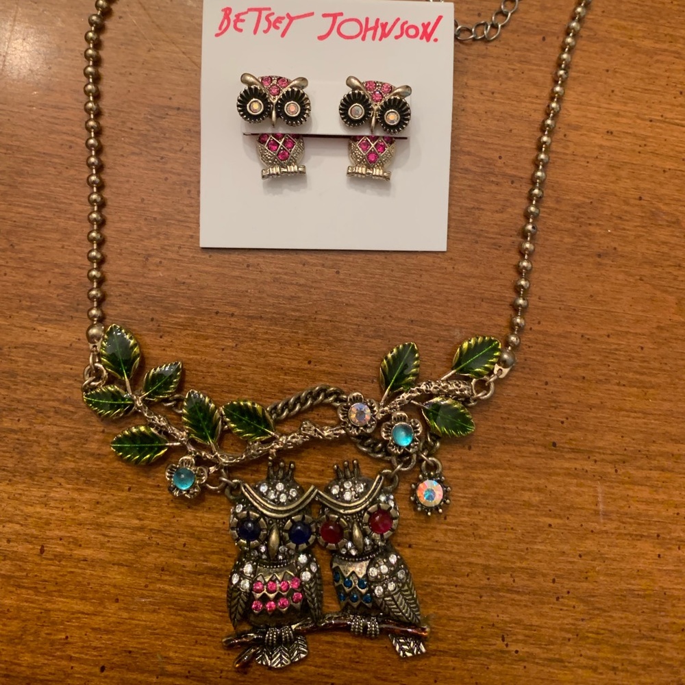 BETSEY JOHNSON NWT Necklace and earrings